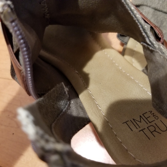 NWOT Stylish canvas covered zip up sandal … - Picture 6 of 8